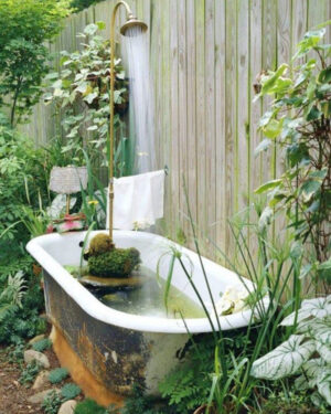 Kleiner Gartenteich Wanne: Vintage-Badewanne als kreatives Gartenelement