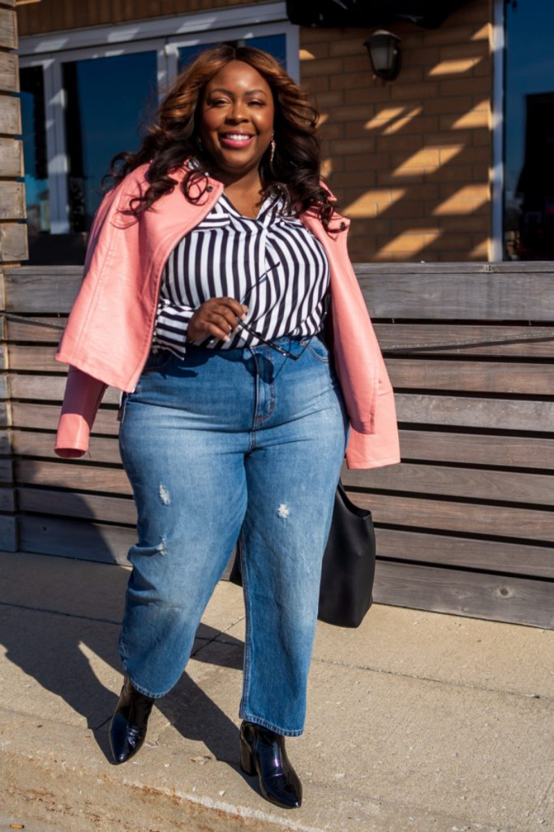 Chic Mom Jean Outfits for Plus-Size Women This Spring