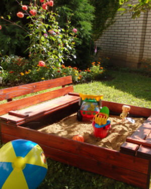 Kleiner Garten Ideen: Gestaltung für Kinder mit Sandkasten und Blumenpracht