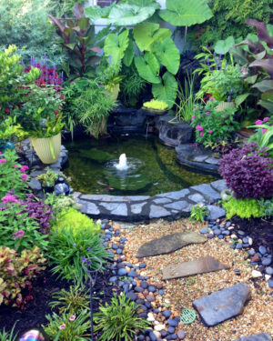 Kleiner Gartenteich Ideen: Tropisches Paradies mit Springbrunnen und üppiger Bepflanzung