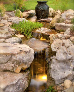 Kleiner Gartenteich Ideen mit Wasserfall: Naturstein-Kaskaden im Garten