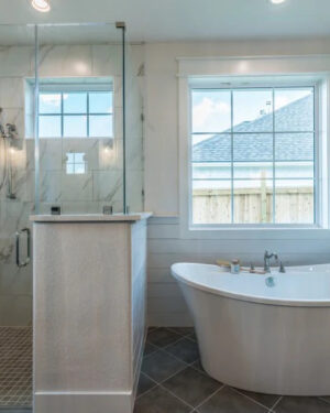 Dusche neben freistehender Badewanne: Modernes Bad im Coastal-Style