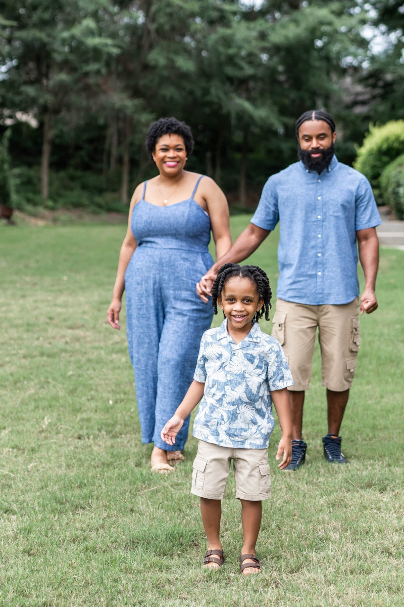 Spring Family Picture Outfits with a Plus-Size Mom's Effortless Style