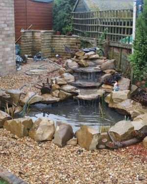 Kleiner Gartenteich Selber Bauen: Terrassenteich mit Naturstein-Wasserfall