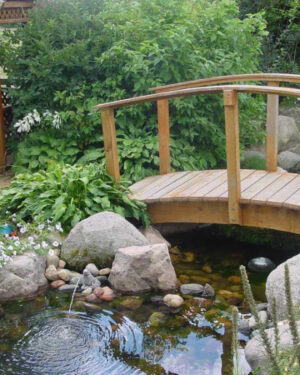 Kleiner Gartenteich mit Brücke: Japanisch inspirierte Wasseroase