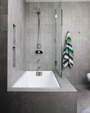 Moderne Badewanne und Dusche in Einem - Minimalistische Badlösung