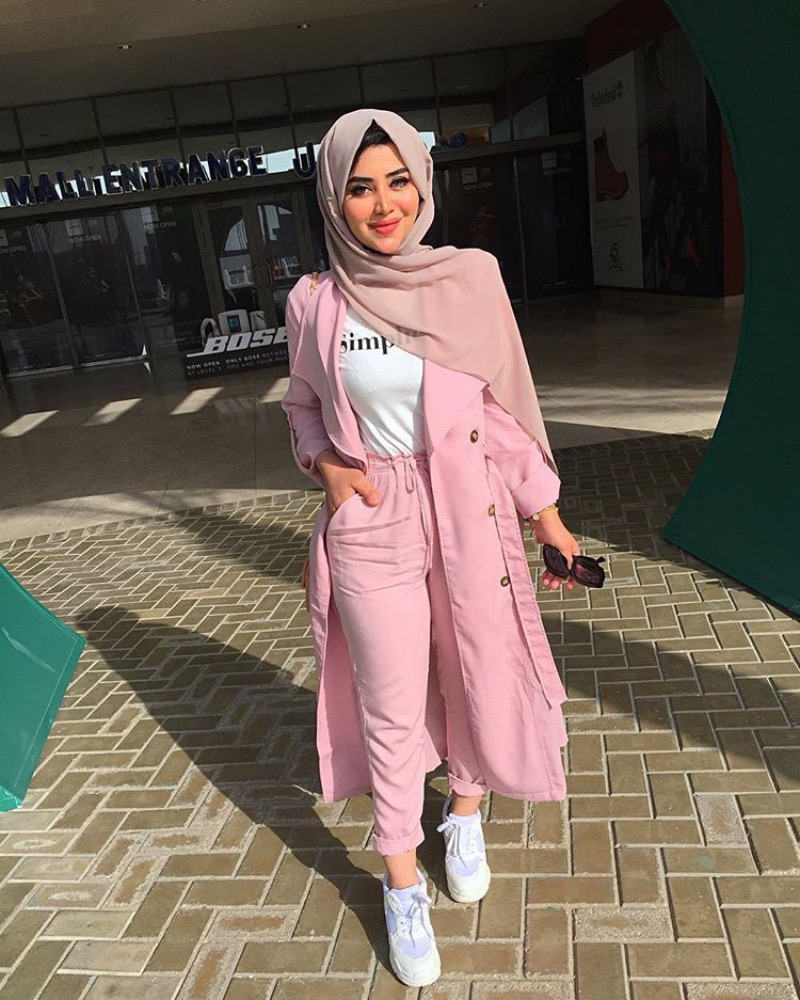 Modest Hijabi Cold Spring Outfits: Chic Pink Monochrome Streetwear