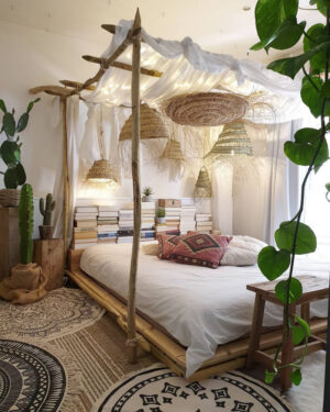 Schlafzimmer Design Natur - Bohemian Treibholz-Bett mit üppiger Pflanzendeko