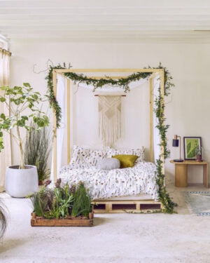 Schlafzimmer Inspo Natur: Botanisches Refugium mit modernem Baldachin