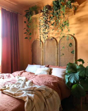 Wanddeko Schlafzimmer Natur: Tropisches Boho-Paradies mit üppiger Pflanzendecke